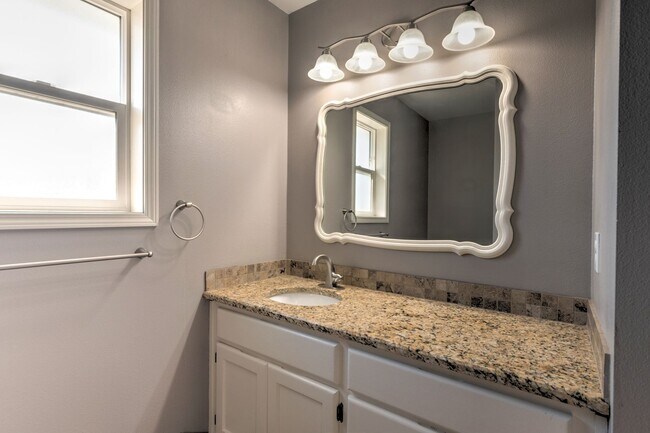 Building Photo - 3 Bedroom 2 Bath Home