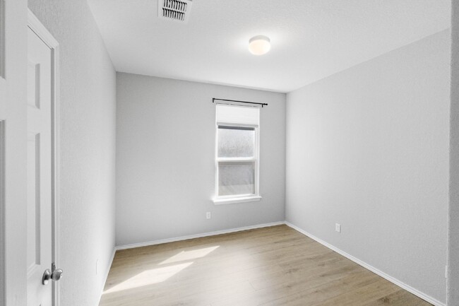 Building Photo - 1 Month Free Rent with 15 month Lease.