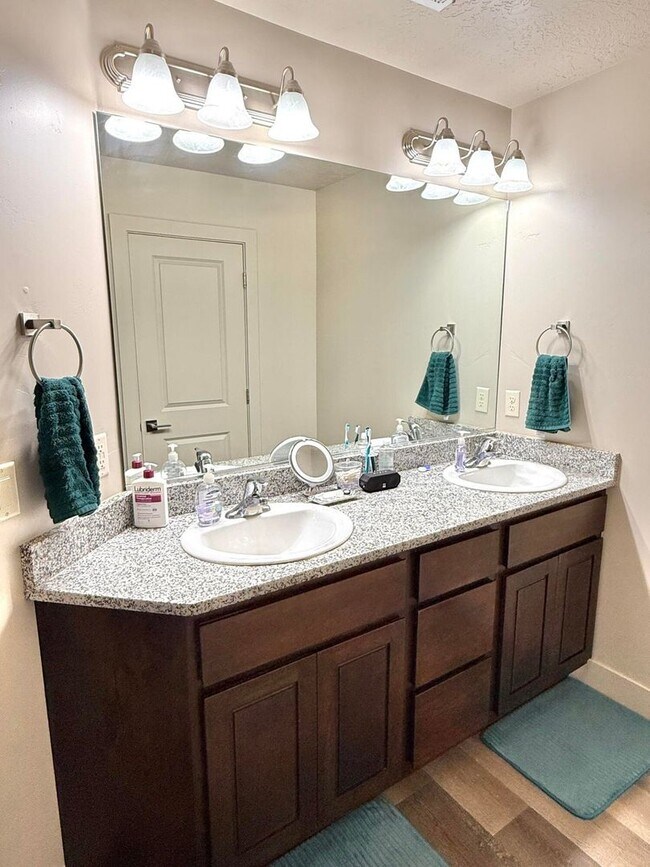 Building Photo - The Residences at Four Fifty!