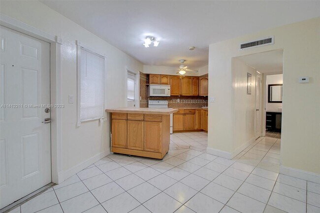 Building Photo - 1611 NE Miami Gardens Dr