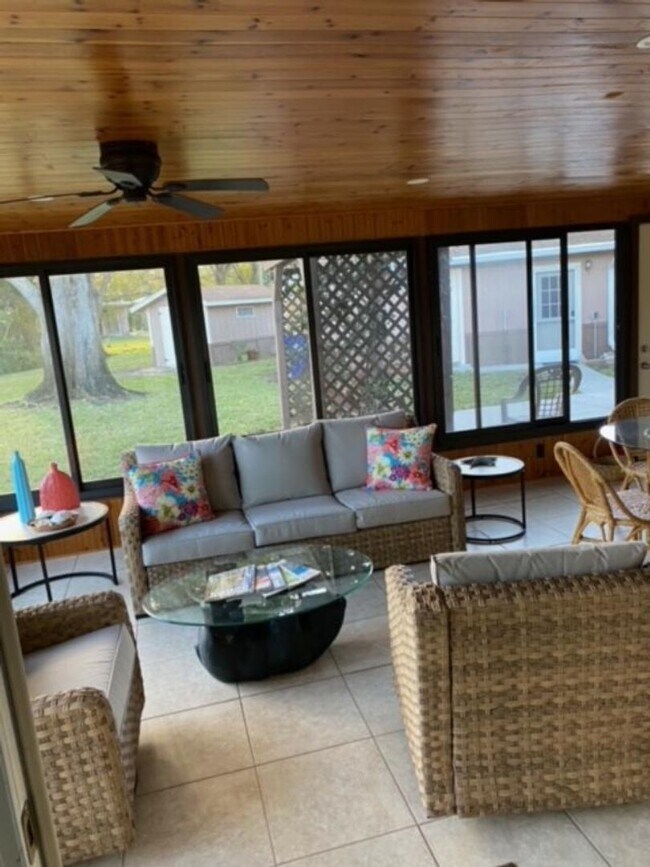 Building Photo - 3/2.5 in Sebastian FL