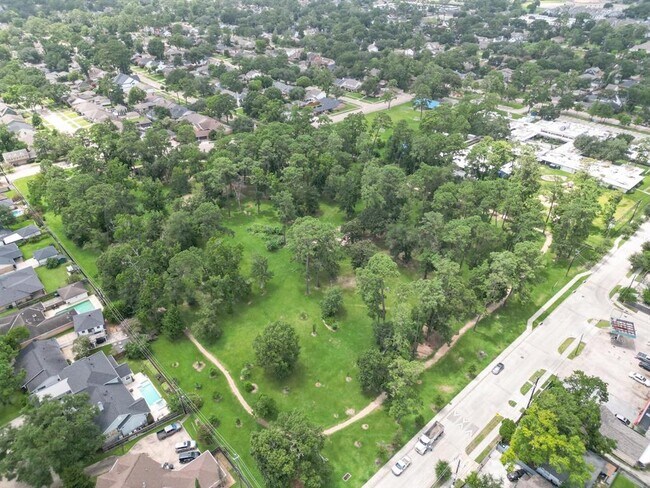 Building Photo - 823 Woodcrest Dr