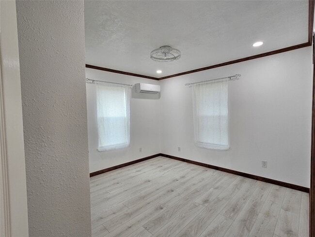 Building Photo - 16974 Balmoral St