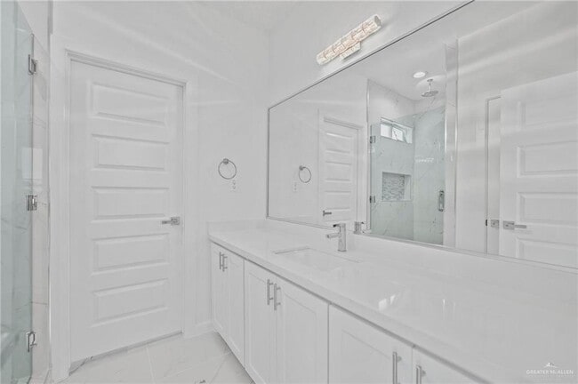 Building Photo - 17 E St