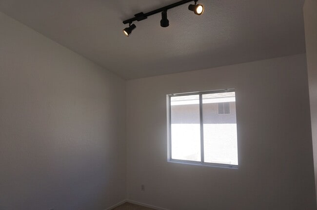 Building Photo - Great 4Bdm 2Ba single story home near U of A!