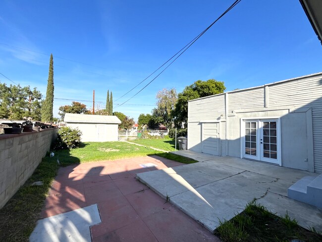 Building Photo - REMODELED 2 BED, 1.5 BATH IN CORONA