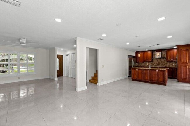 Building Photo - 4610 Pine Tree Dr