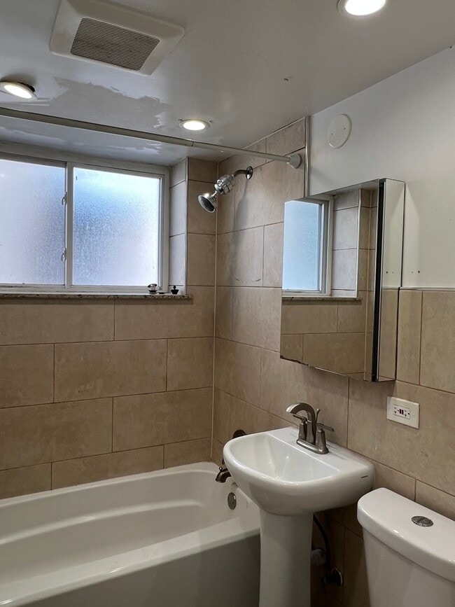 Building Photo - 8052 N Oriole Ave