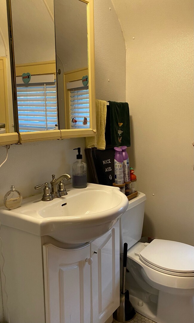 Building Photo - 319 7th Ave SE