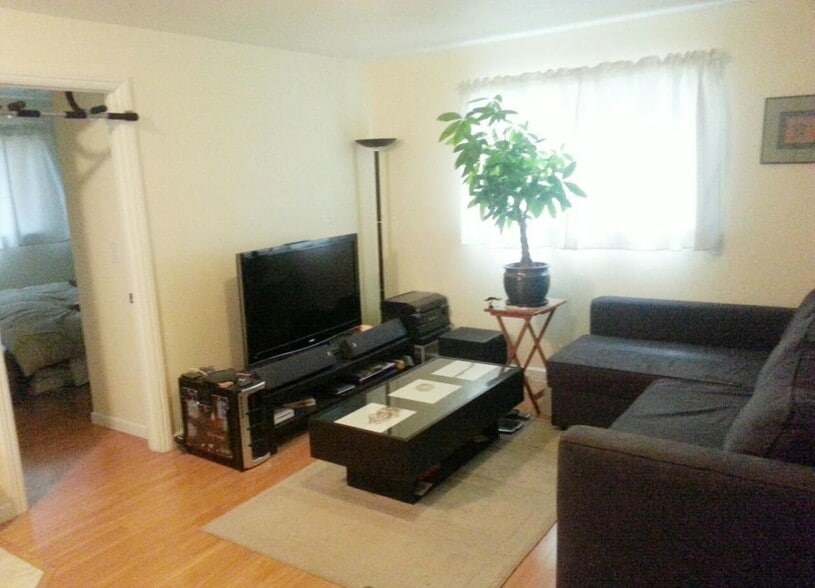 Building Photo - 39 Hobart Ave