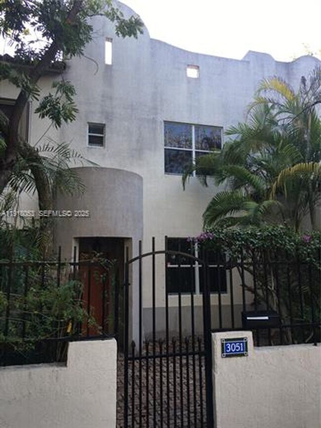 Building Photo - 3051 Center St