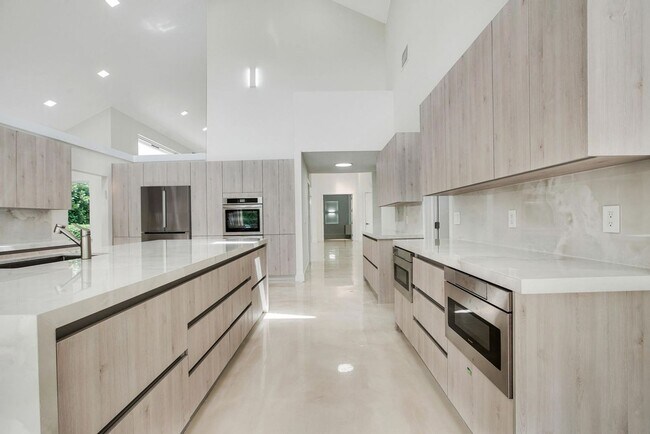 Building Photo - 7351 Valencia Dr