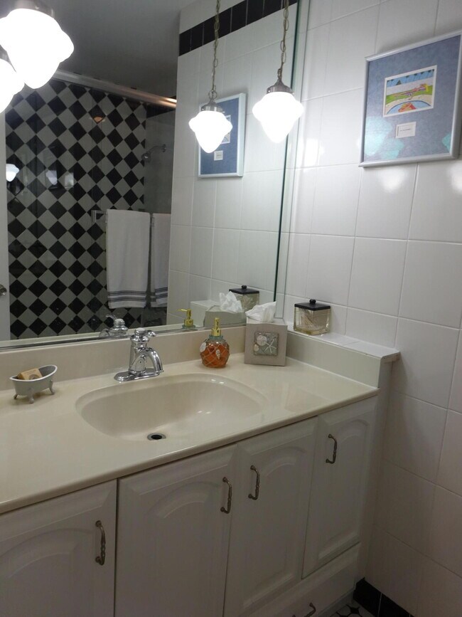 Building Photo - 908 SE 10th St