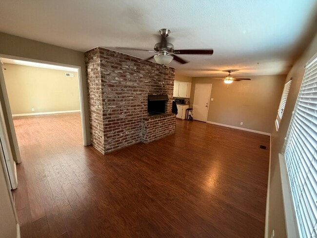 Building Photo - 4752 Crestview Dr