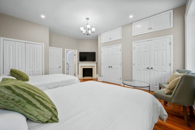 Building Photo - 215 W 138th St