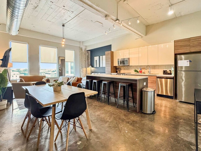 Building Photo - 500 S Ervay St