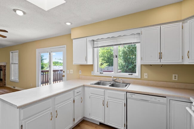 Building Photo - 2601 Hillshire Dr