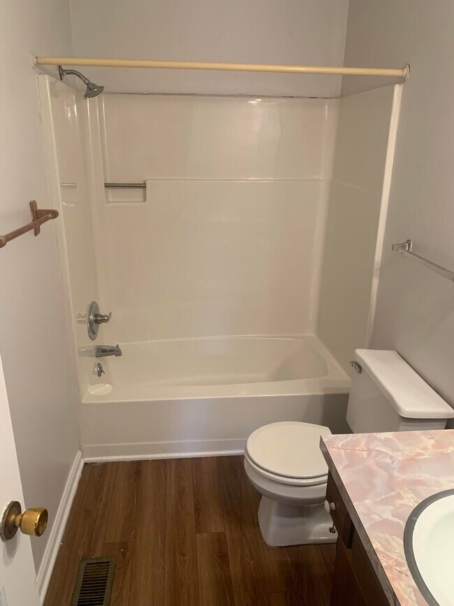 Building Photo - 1104 Collins Ln