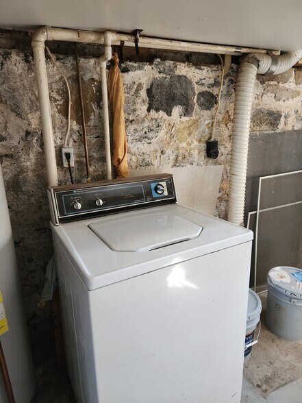 Building Photo - 125 Peyton St