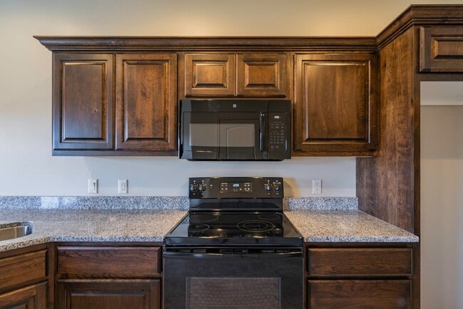 Building Photo - Townhome available in Millcreek Springs with a community pool!