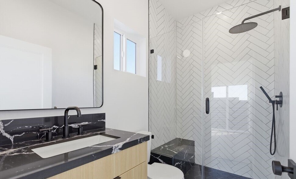 Building Photo - 2835 S Redondo Blvd