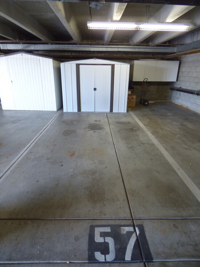 Building Photo - Spacious 2 Bedroom 2 Bath Condo in Bankers...