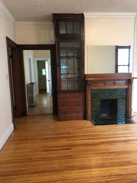 built in cabinet/lovely fireplace - 20 Grant St
