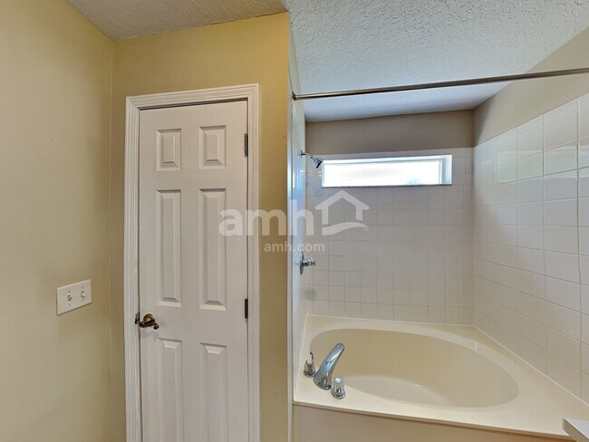 Building Photo - 1052 Deer Chase Drive