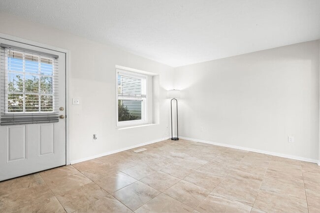 Building Photo - Reduced Rent for Any Lease Signed in Feb!! 8 Blocks to the Beach!!