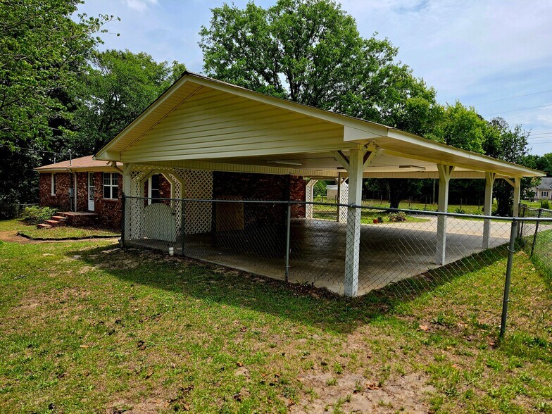 Building Photo - 1227 Pond Dr