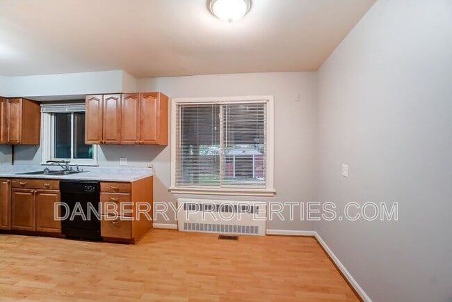 Building Photo - 915 Independence Rd