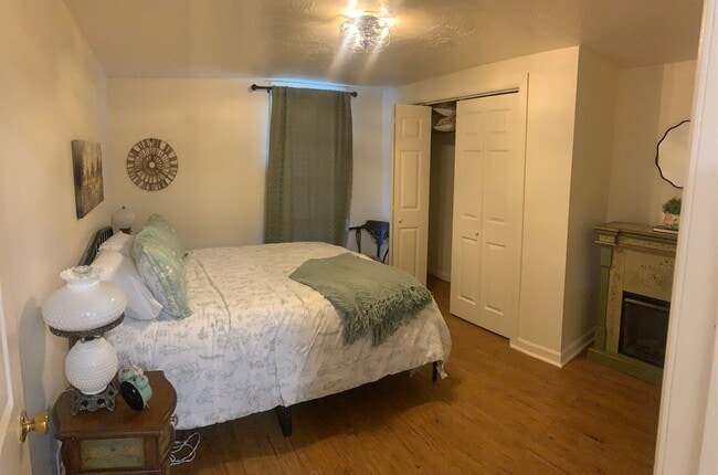 Building Photo - $2,350 Furnished or $2,150 Unfurnished, Three Bedrooms, Two Baths Duplex available now!