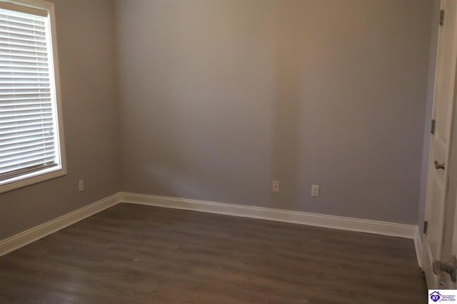 Building Photo - 121 Twin Lakes Dr