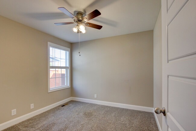 Building Photo - Fresh and Clean 3 bed 2 bath.  Sweet layout!