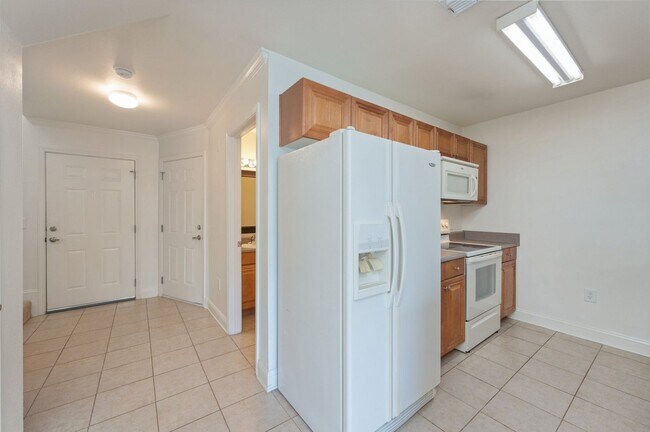 Building Photo - 2 Bedroom Townhouse in Crestview!