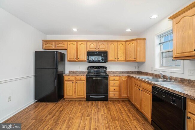 Building Photo - 6383 Creekbend Dr