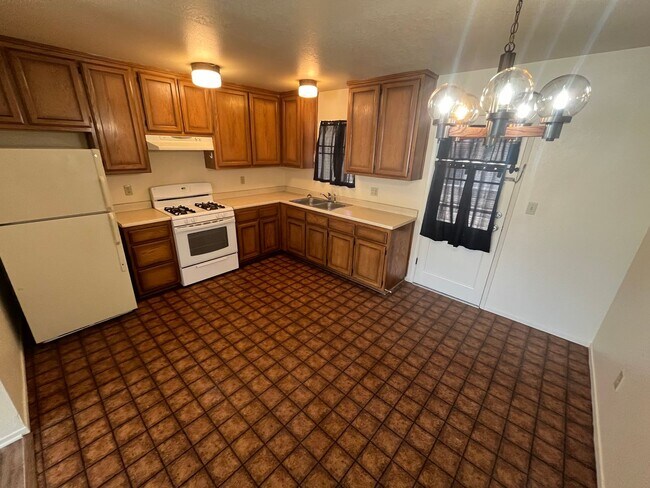 Building Photo - 533 S I St