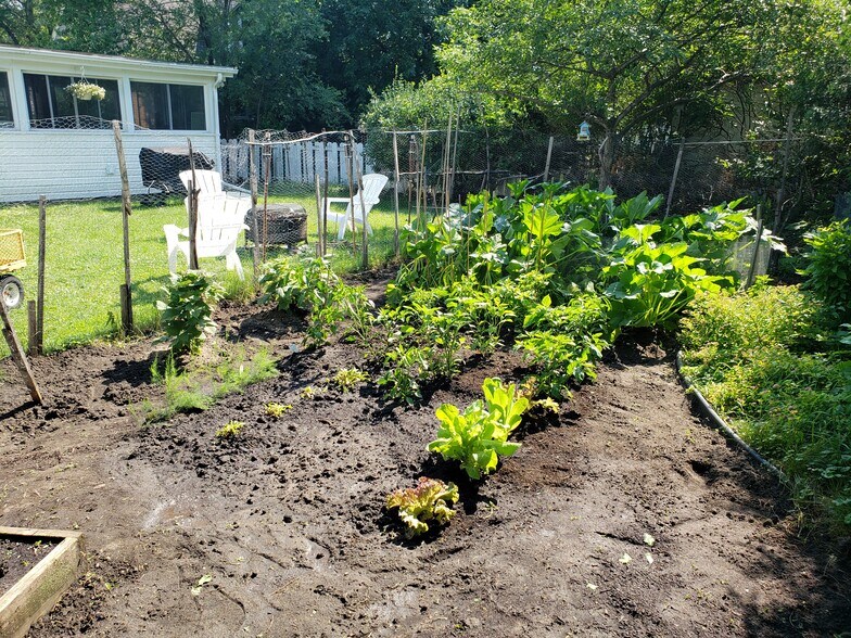 backyard garden - 1513 Durand Ct SE