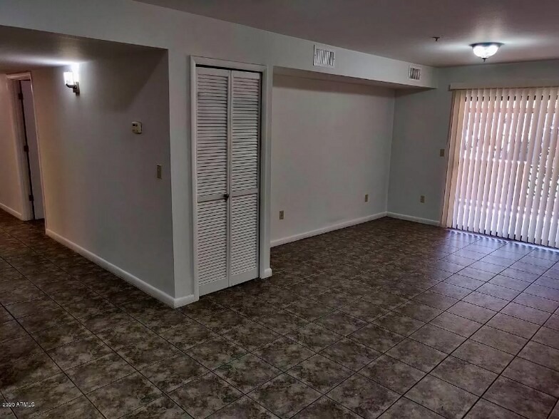 Building Photo - 1005 E 8th St