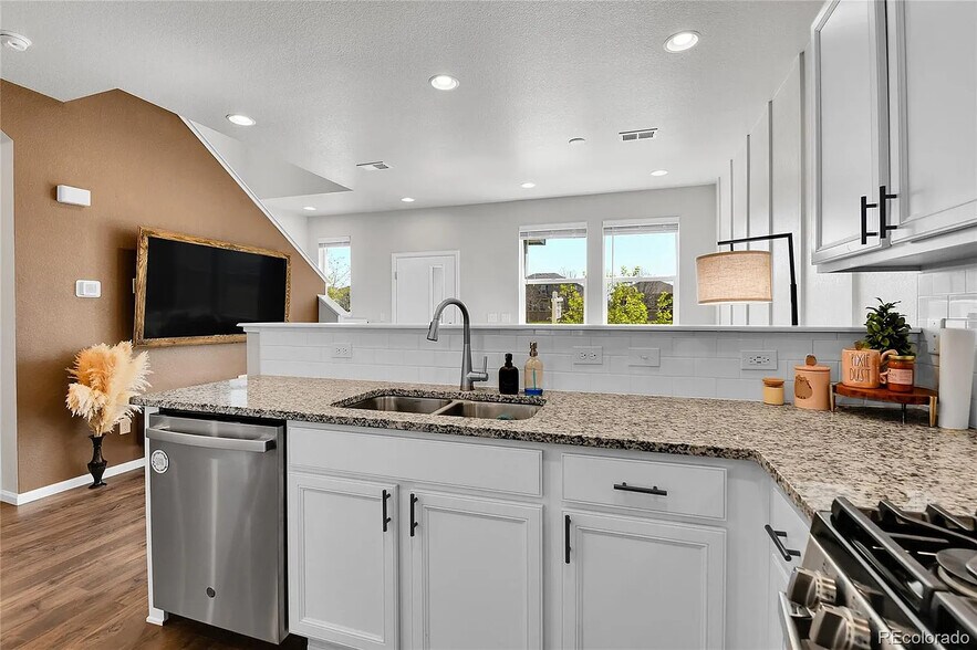 Building Photo - 6459 N Dunkirk St