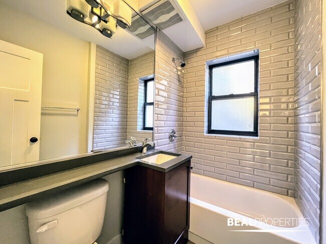 Building Photo - 550 W Arlington Pl