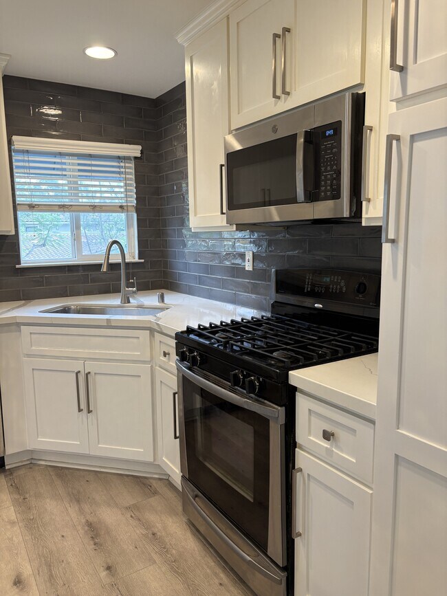 Building Photo - 4023 Bluff View Way