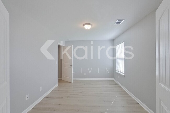 Building Photo - 105 Colonial Wy