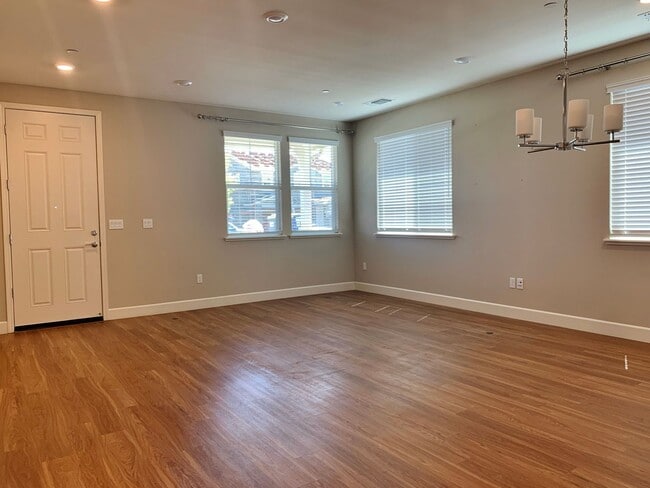 Building Photo - Single Story Craftsmen in Hollister