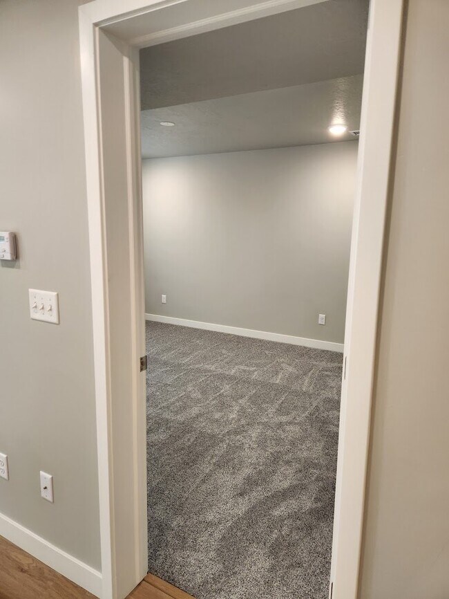 Building Photo - 1032 E 400 S