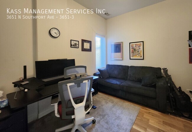 Building Photo - Newer Construction Prime Southport Corrido...