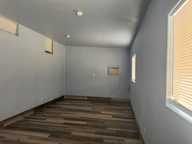 Building Photo - Large Customized 2 Bedroom Manuf Home w/Bonus Room= 3 total bedrooms