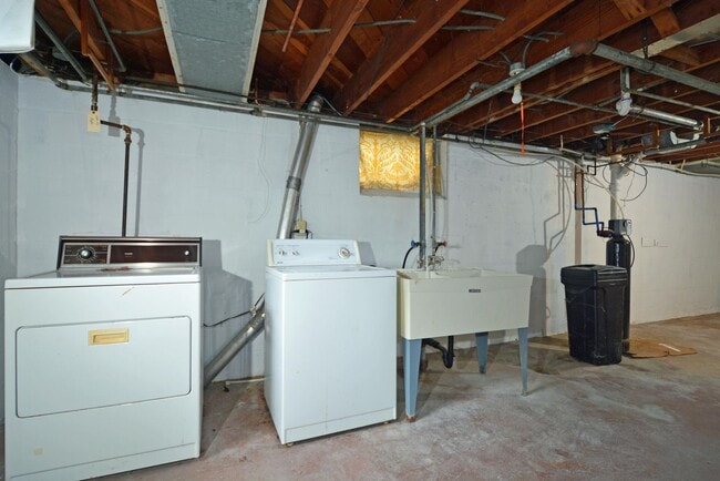 Building Photo - Beautiful 3-Bedroom 1.5-Bathroom Available...