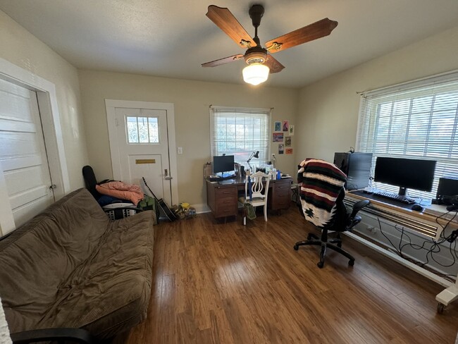 Building Photo - Delightful 2 bedroom, 2 bath with space an...