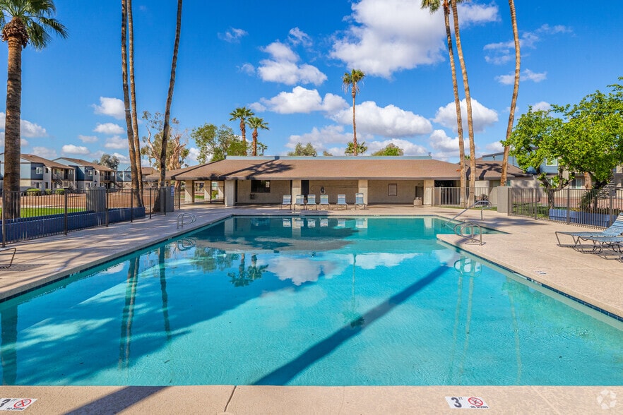 Pool - Los Vecinos Apartments